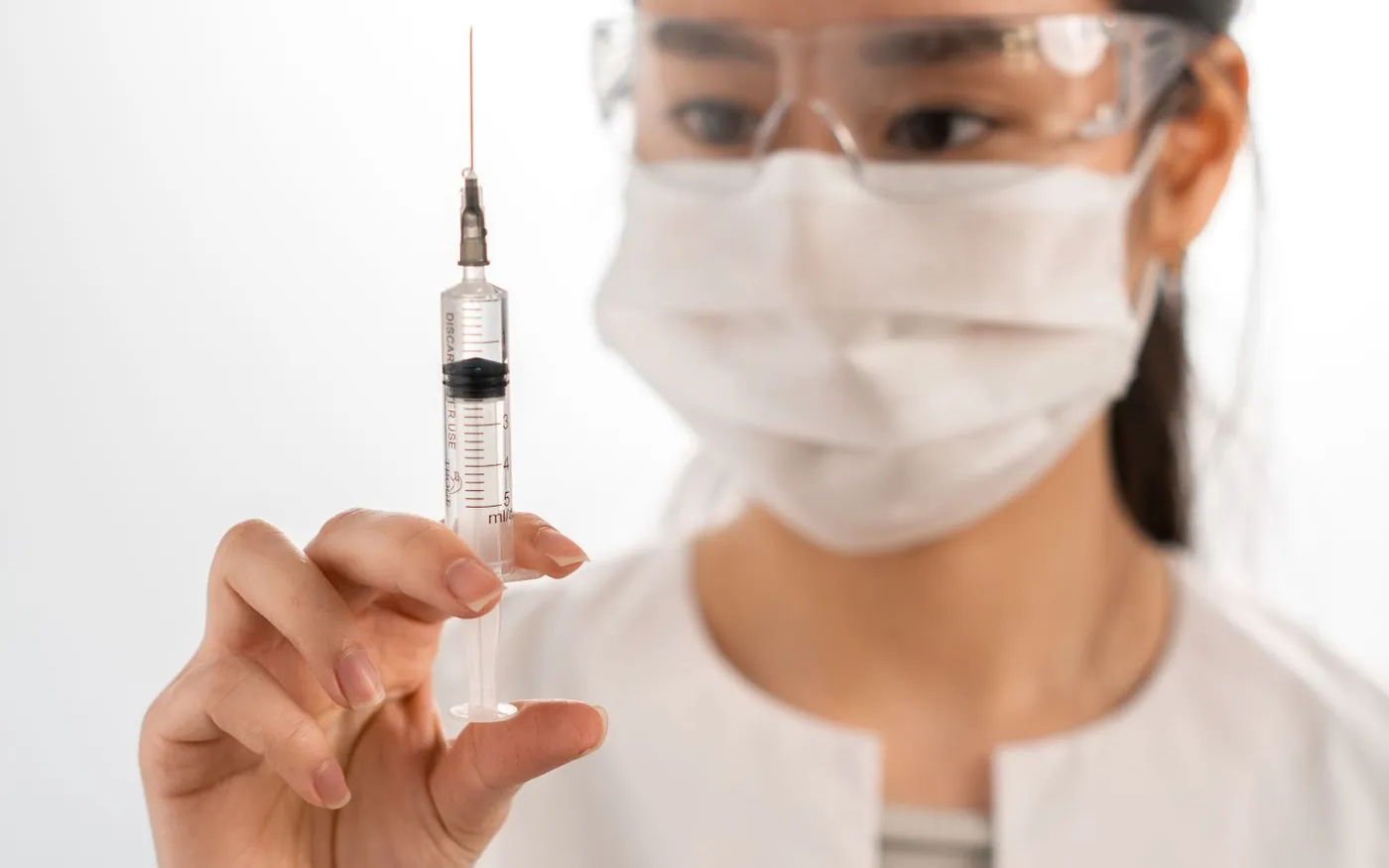 Nữ nhân viên y tế châu Á chuẩn bị một mũi tiêm