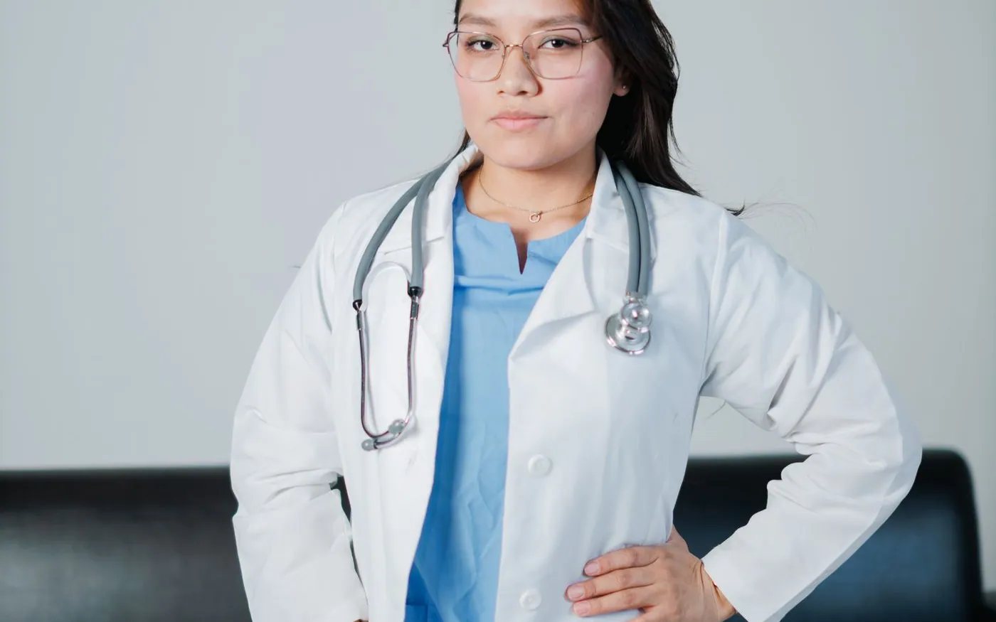 Một nữ bác sĩ châu Á tại phòng khám