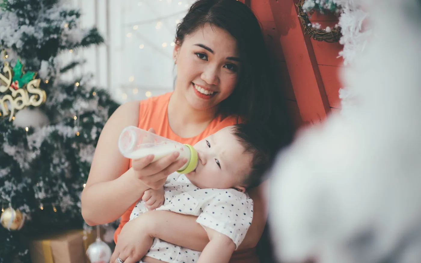 Một người mẹ châu Á cho em bé bú bình