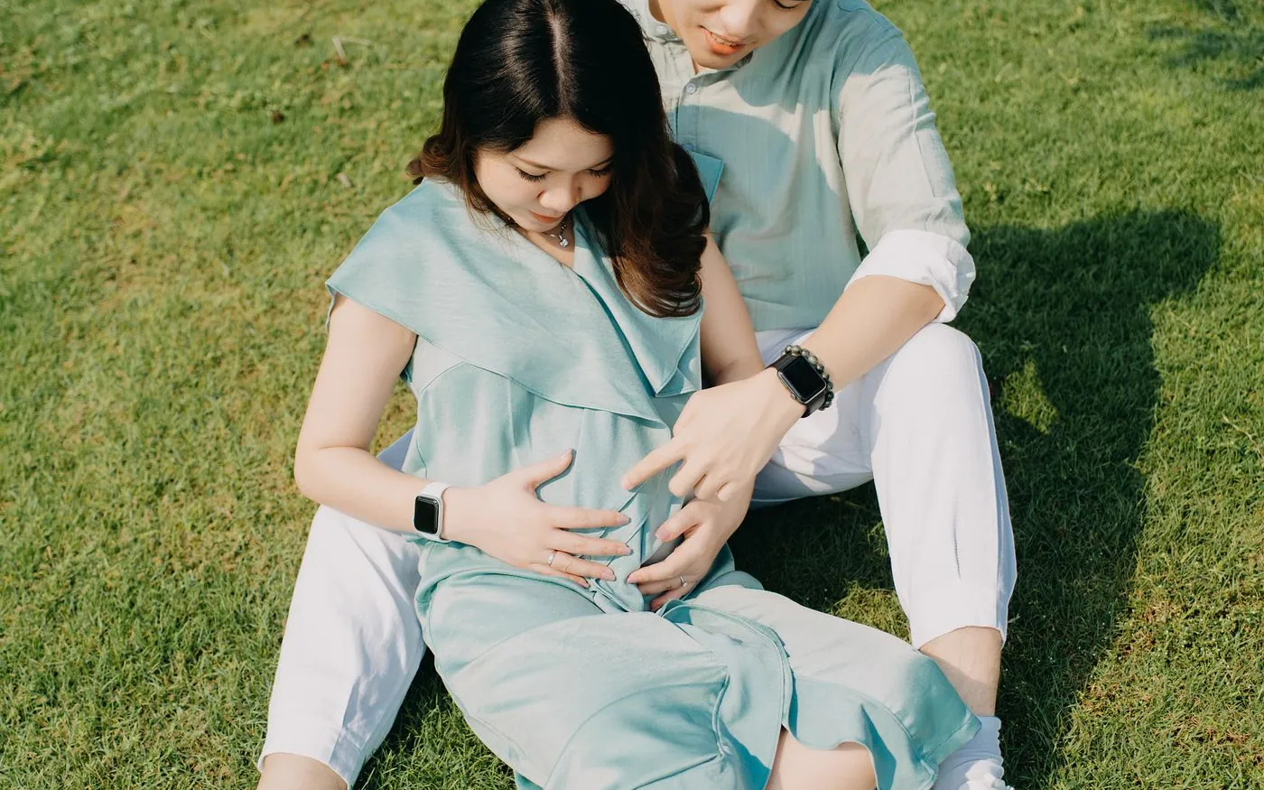 Một cặp đôi châu Á cùng chuẩn bị đón em bé
