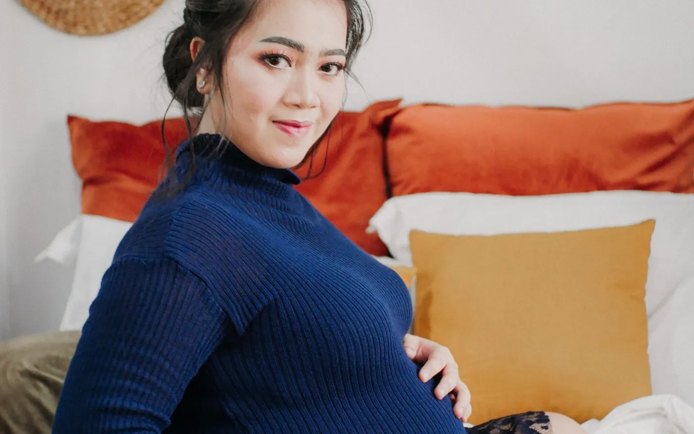 Một thai phụ châu Á nghỉ trên ghế