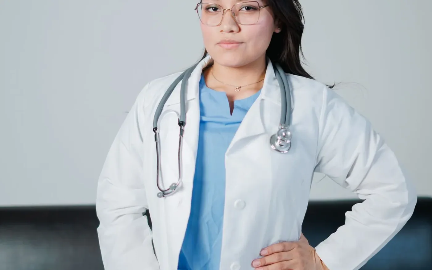 Một nữ bác sĩ châu Á tại phòng khám
