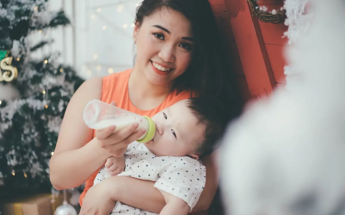 Một người mẹ châu Á cho em bé bú bình
