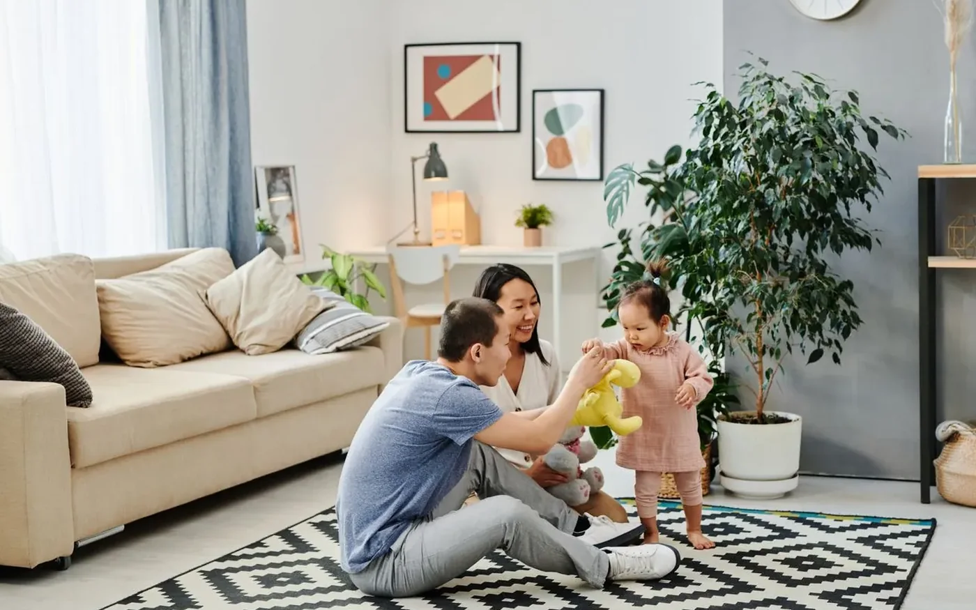 Một gia đình châu Á chơi cùng con nhỏ tại nhà