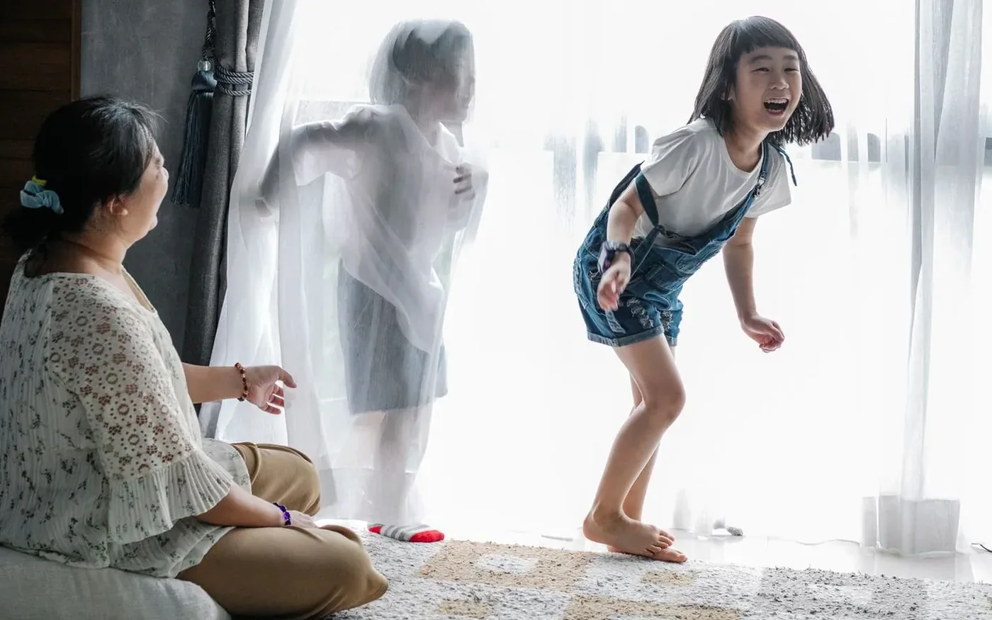 Một người mẹ chơi cùng hai con tại nhà