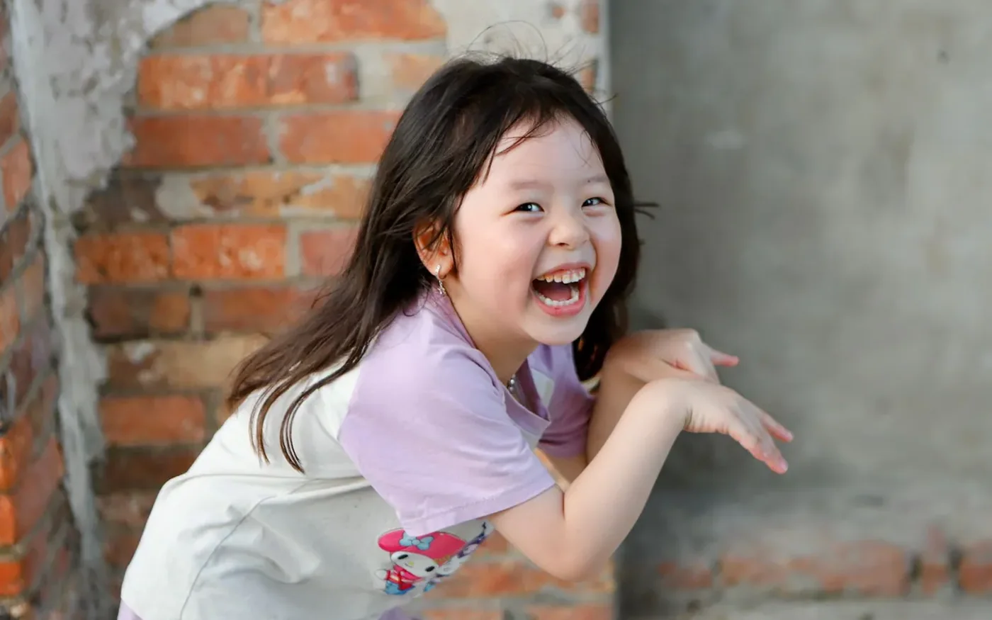 Một em bé Việt Nam vui chơi ngoài trời