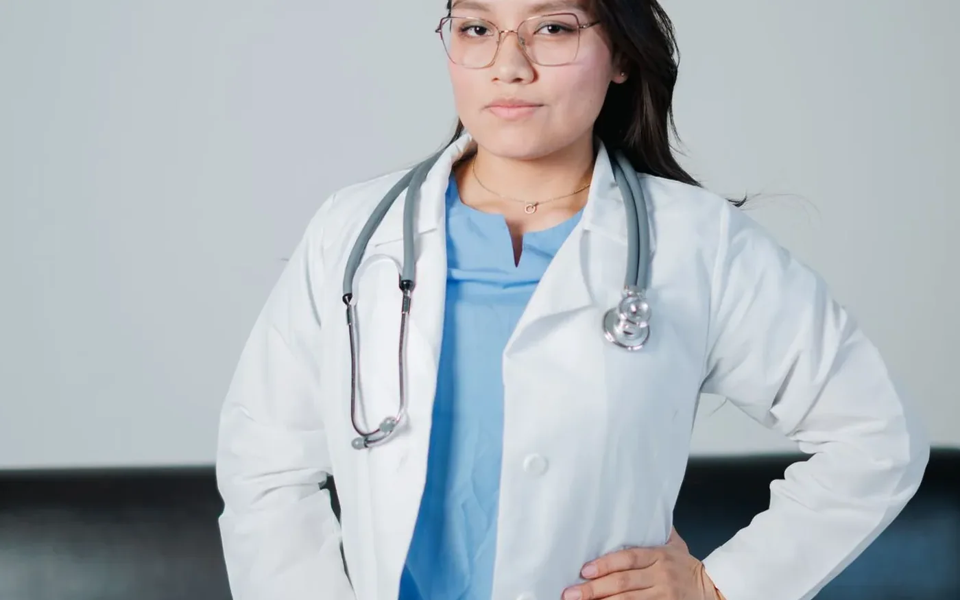 Một nữ bác sĩ châu Á tại phòng khám