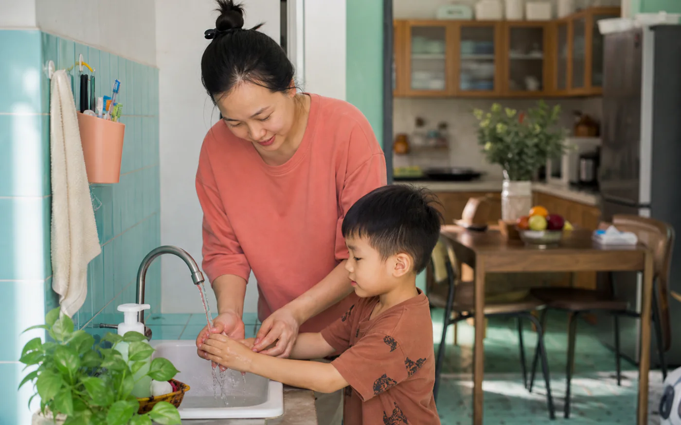 Một người mẹ Việt Nam cùng con nhỏ rửa tay bằng xà phòng tại nhà