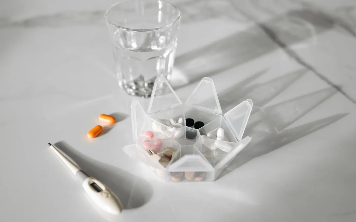 Thuốc và hộp chia thuốc được đặt trên bàn