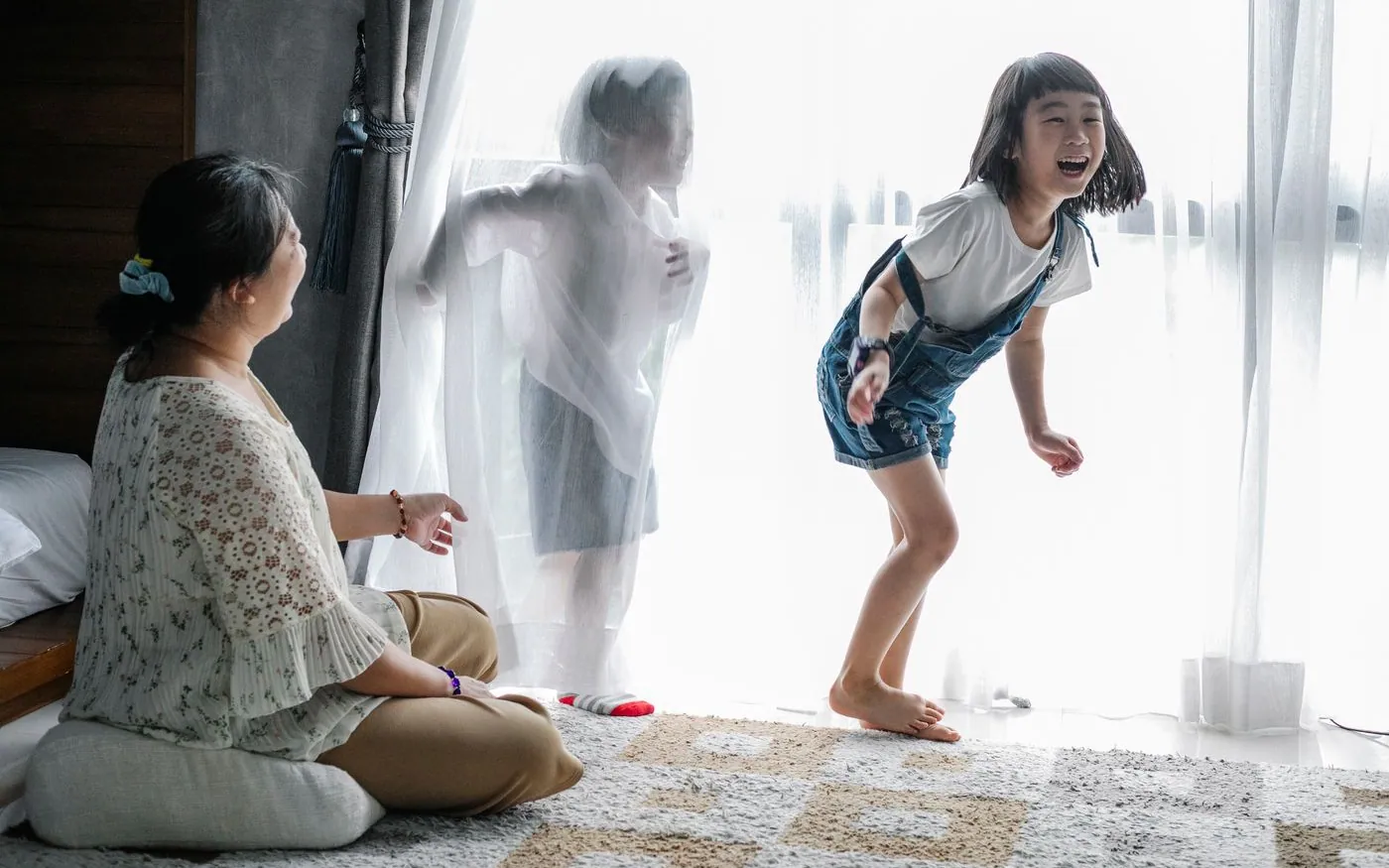 Một người mẹ chơi cùng hai con tại nhà