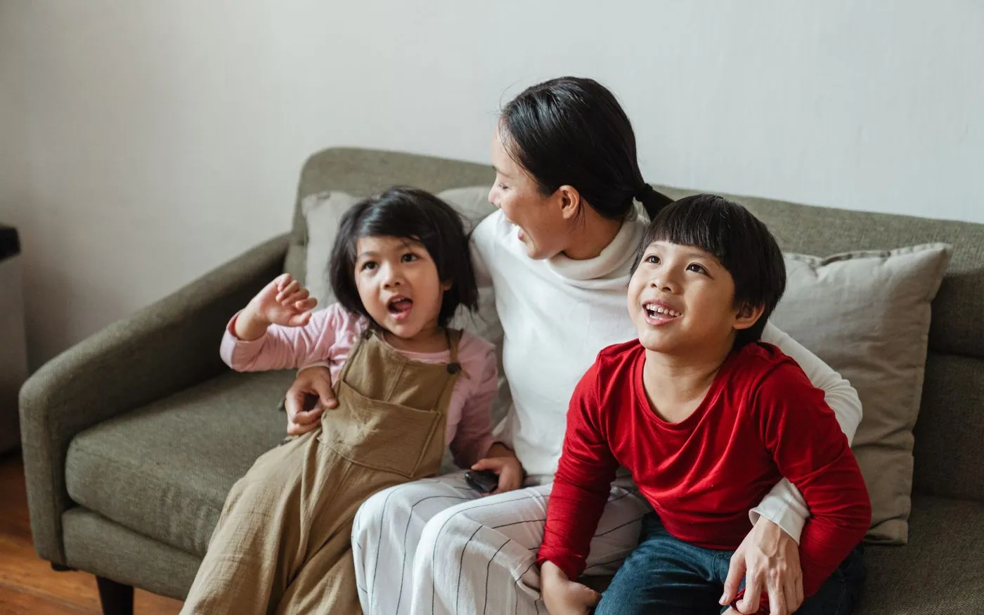 Một người mẹ châu Á trò chuyện với hai con