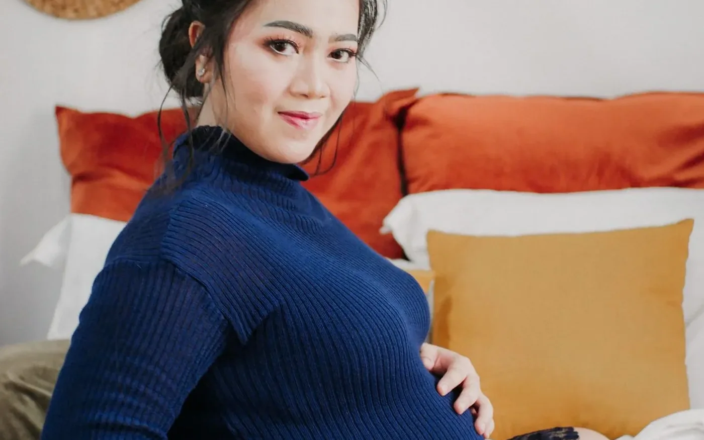 Một thai phụ châu Á nghỉ trên ghế