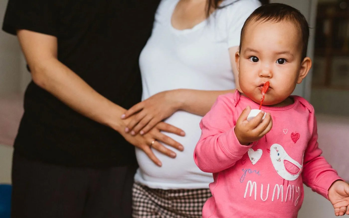 Một gia đình châu Á có thai phụ và con nhỏ