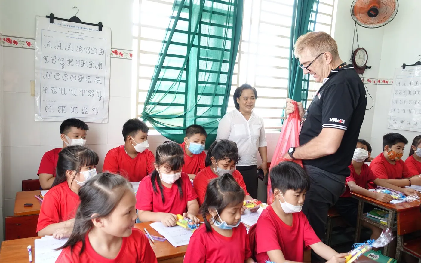 Trẻ em tham gia hoạt động trong lớp học tại Việt Nam
