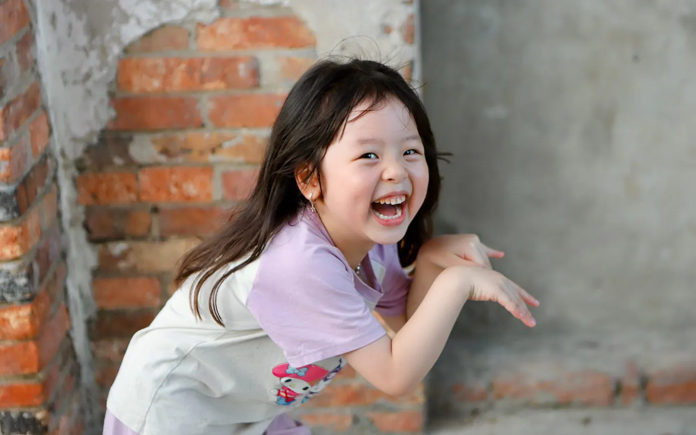 Một em bé Việt Nam vui chơi ngoài trời