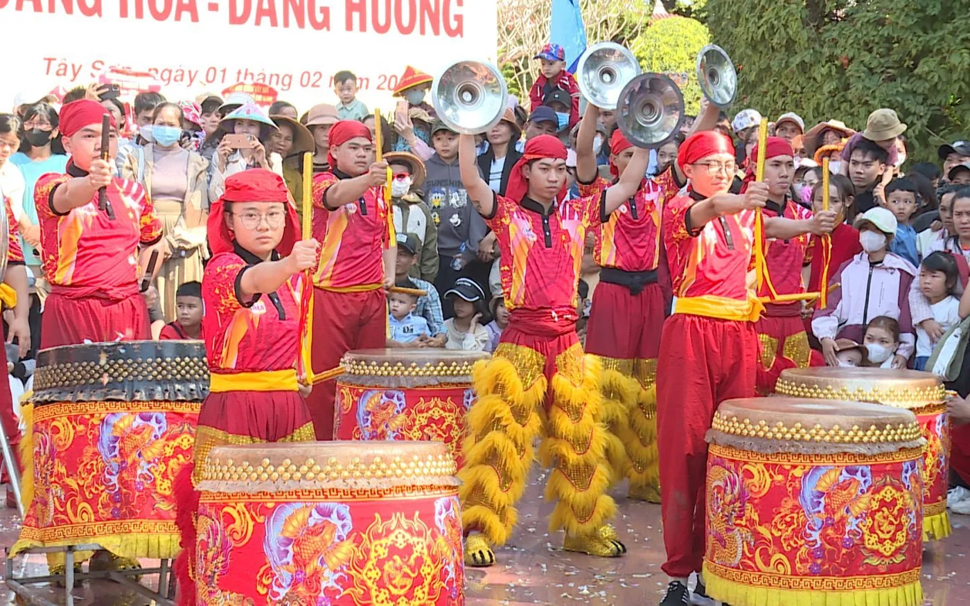 Nghệ nhân trình diễn trống trận Tây Sơn