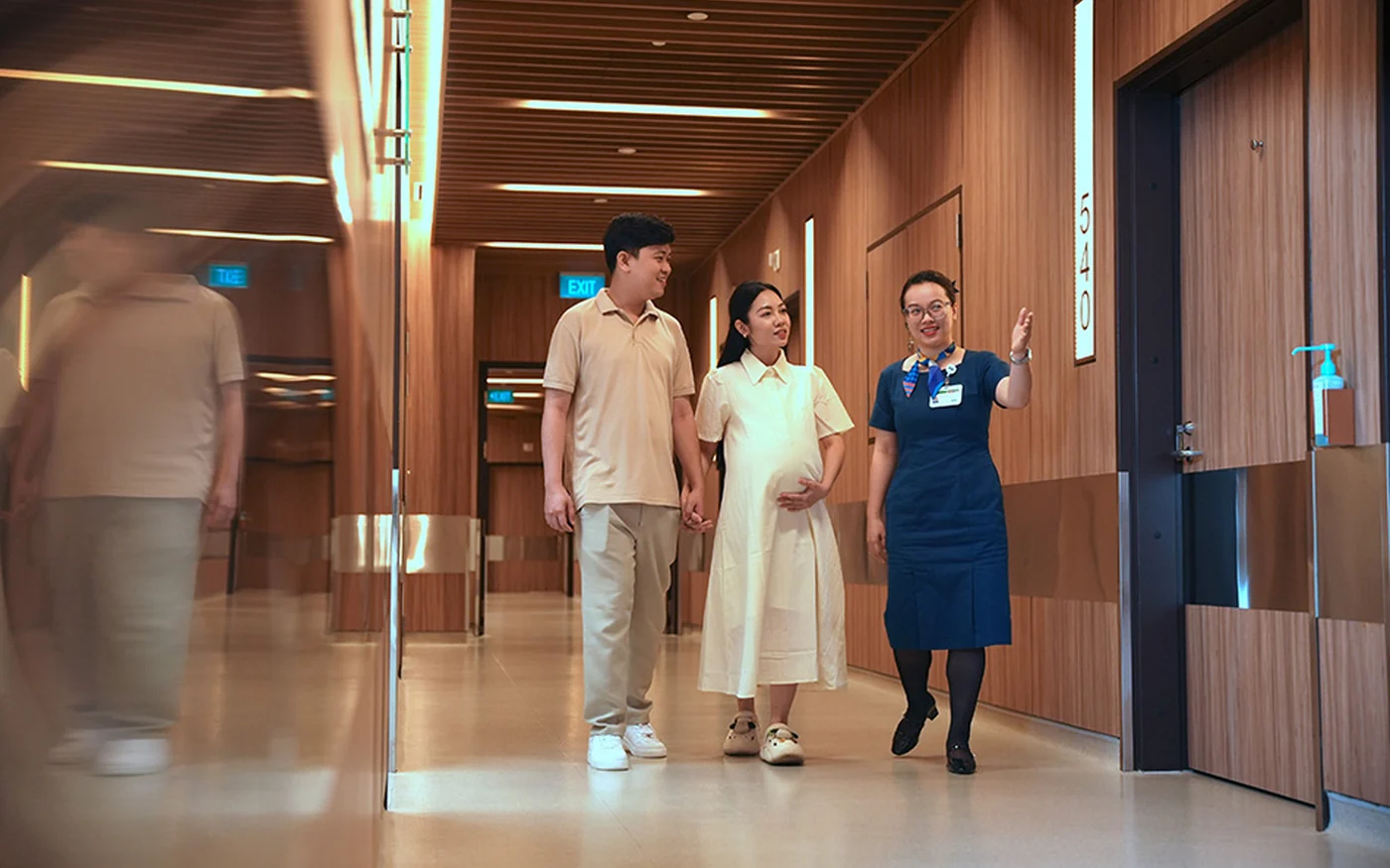 Nhân viên FV hướng dẫn gia đình tham quan Khoa Sản FV Thomson