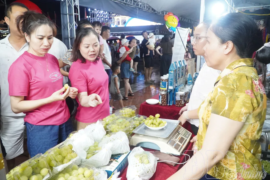 Khách xem sản phẩm địa phương tại Festival Dân vũ Điện Biên