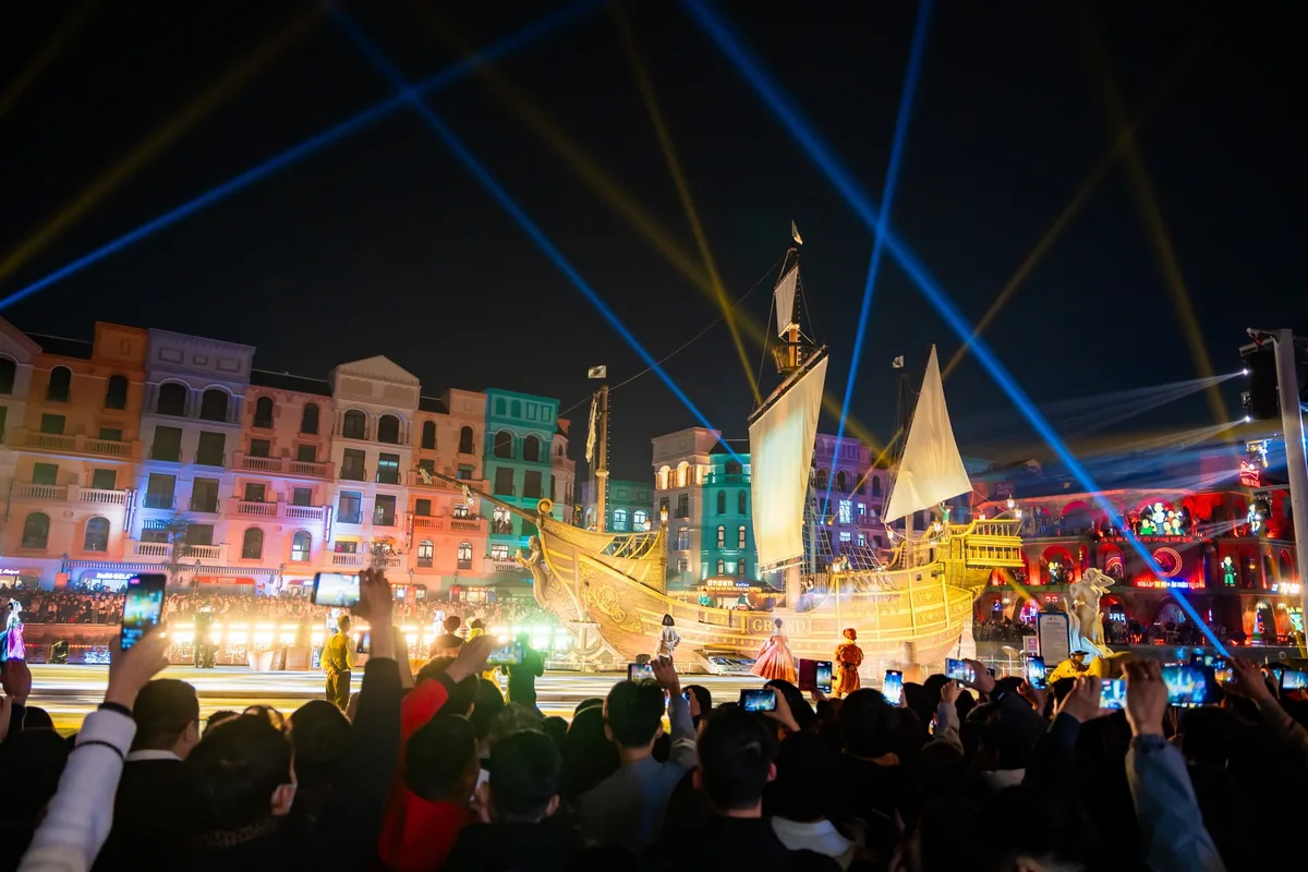 Sân khấu thuyền The Grand Voyage tại Grand World Hưng Yên