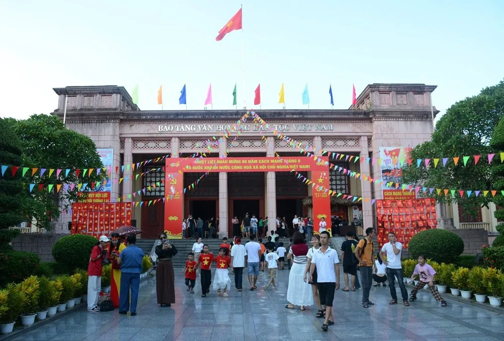Cổng khu trưng bày của Bảo tàng Văn hóa các dân tộc Việt Nam
