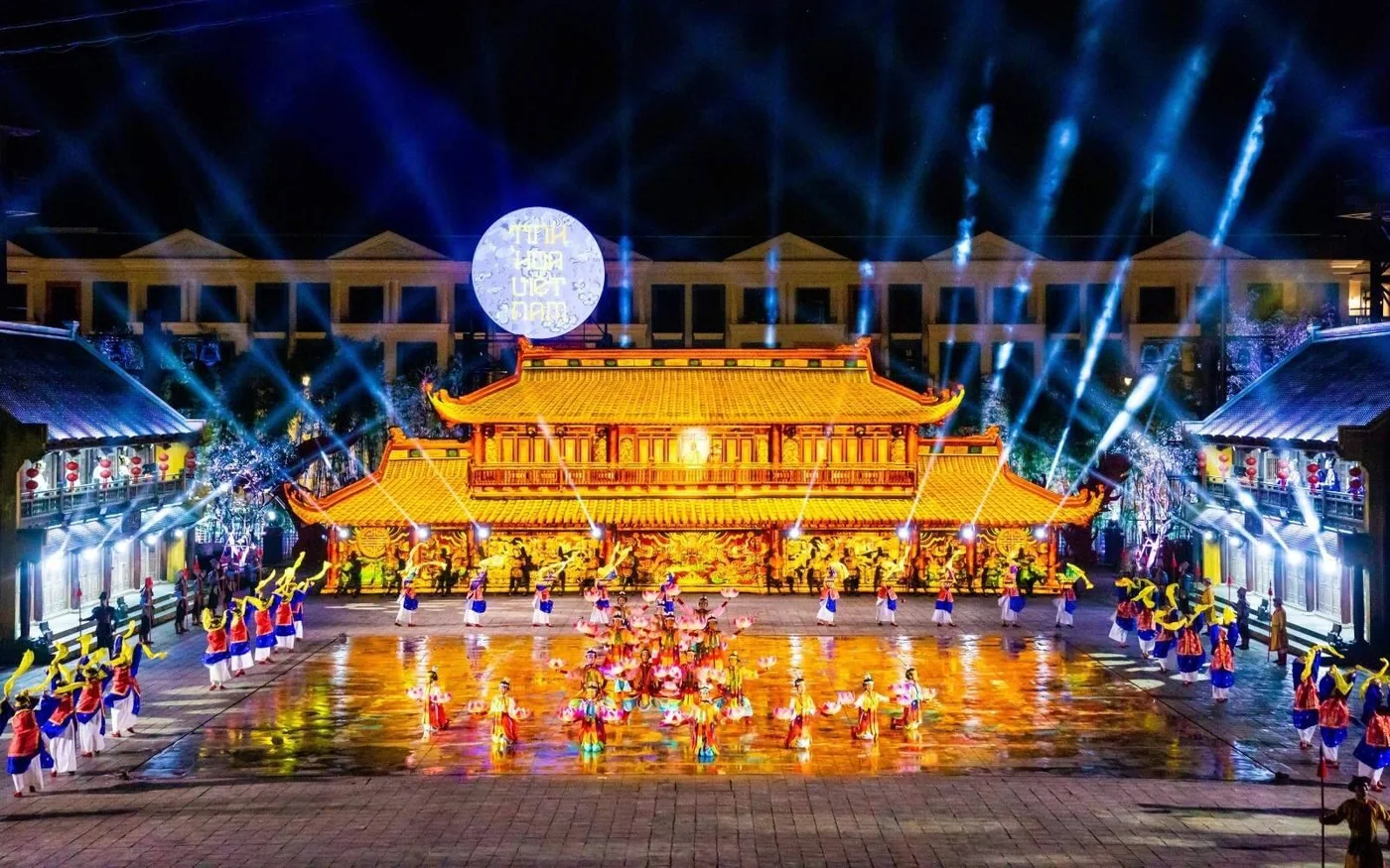 Diễn viên trong không gian sân khấu Tinh hoa Việt Nam