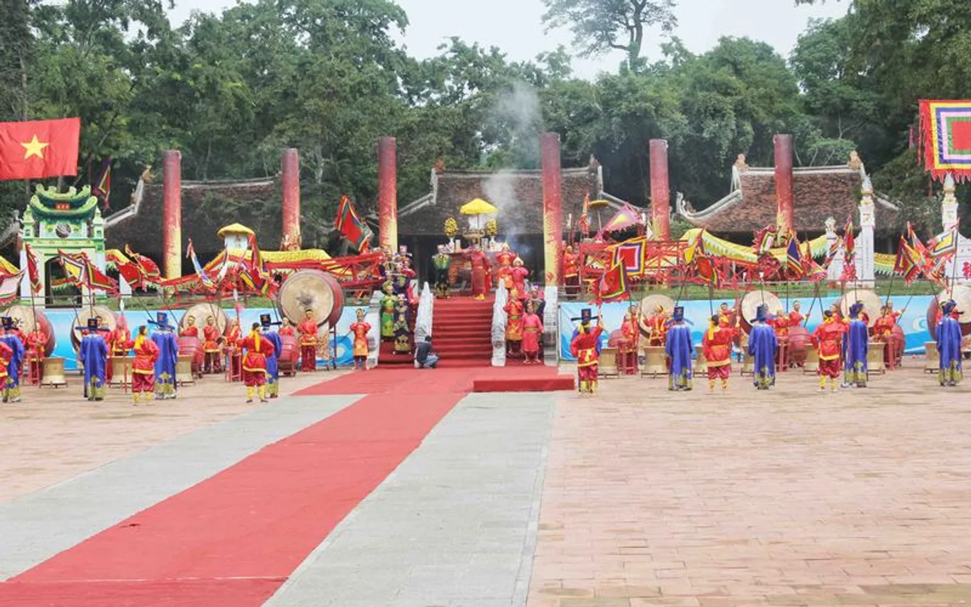 Đoàn nghi lễ trong sân rồng tại Lễ hội Lam Kinh