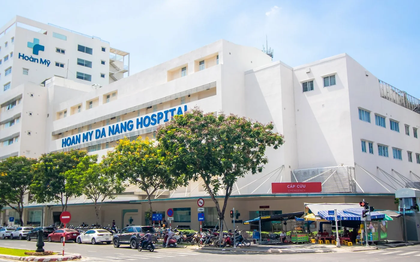 Mặt trước Bệnh viện Đa khoa Hoàn Mỹ Đà Nẵng và lối vào Cấp cứu
