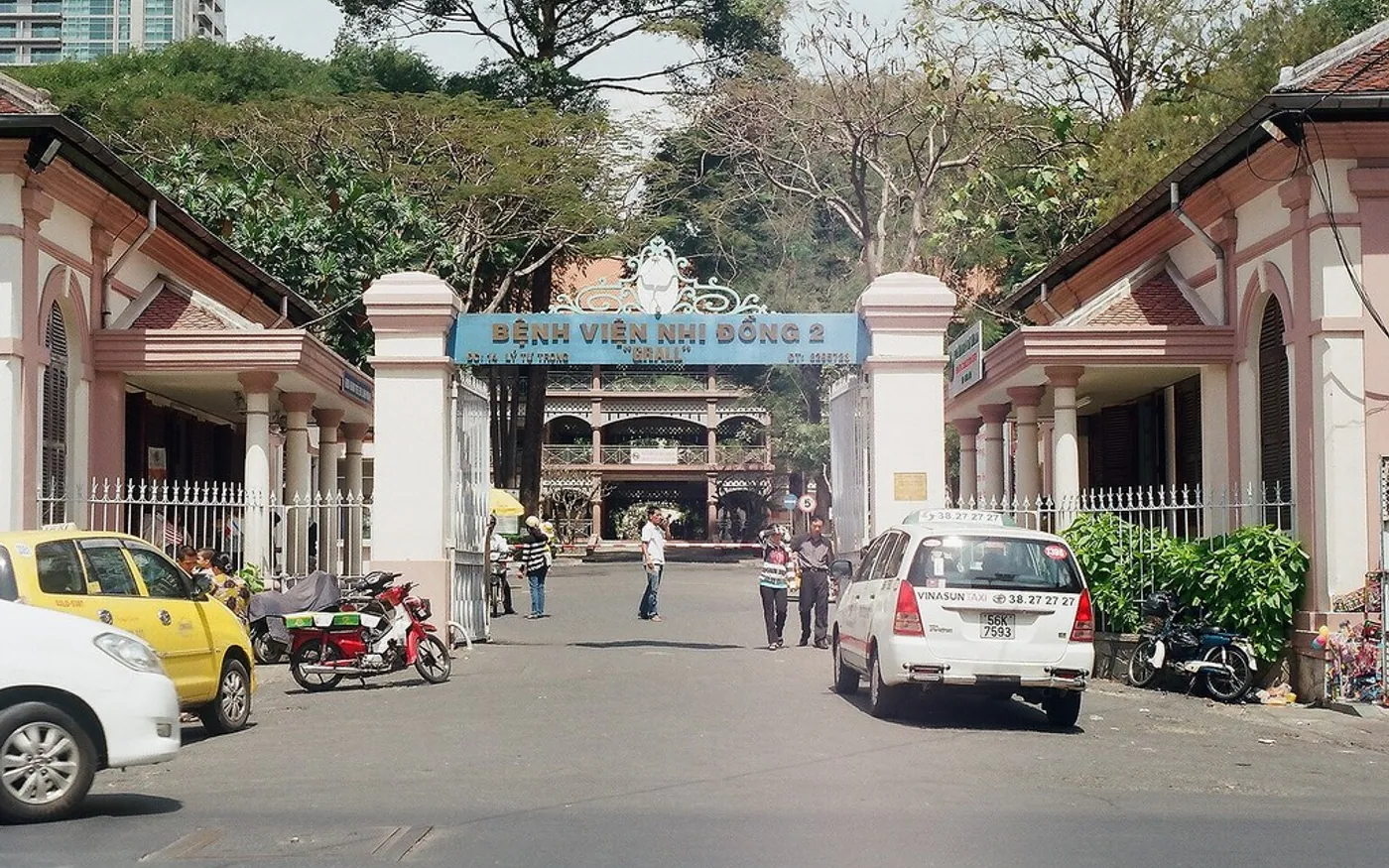 Cổng chính Bệnh viện Nhi Đồng 2