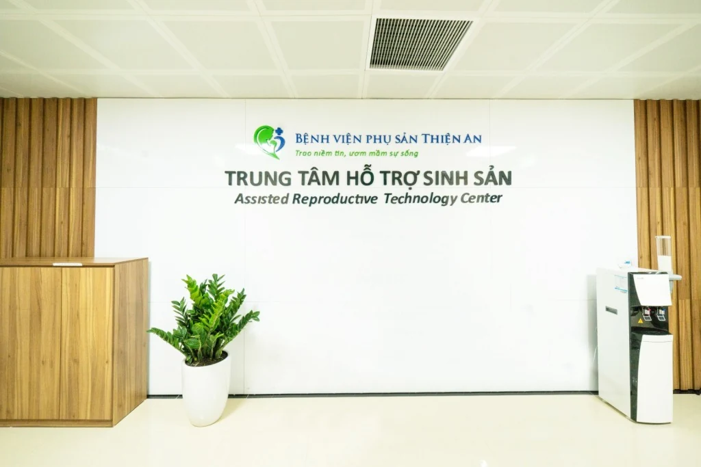 Lối vào và quầy tiếp đón trung tâm · Bệnh viện Phụ sản Thiện An