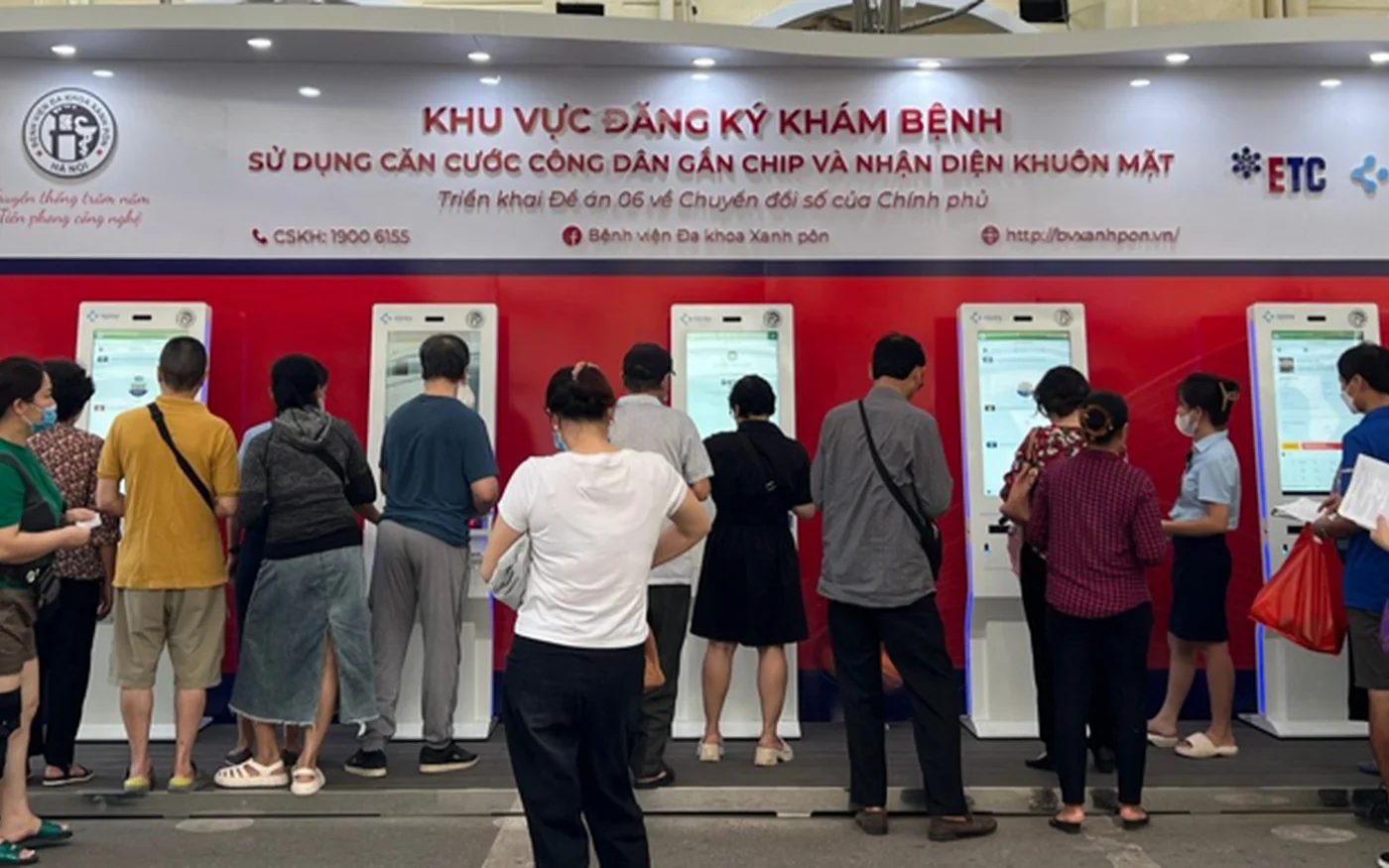 Khu đăng ký khám bệnh tự động tại Bệnh viện Đa khoa Xanh Pôn