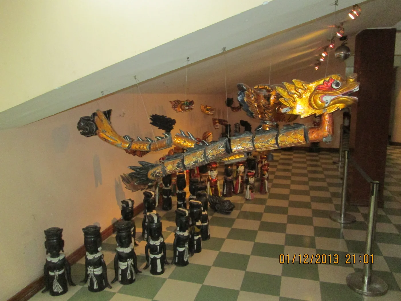 Rối gỗ và rồng vàng trưng bày trong sảnh Nhà hát Múa rối Thăng Long, ảnh năm 2013.