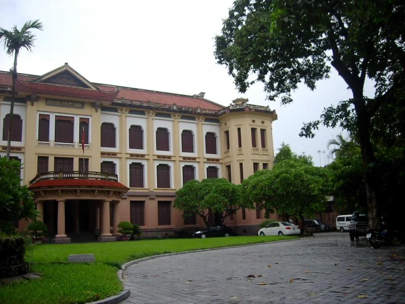 Mặt tiền màu vàng và cây xanh trước Bảo tàng Mỹ thuật Việt Nam trong ảnh năm 2006.